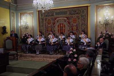 2. Les pubilles, amb l'alcalde i el pregoner al Saló de Sessions..