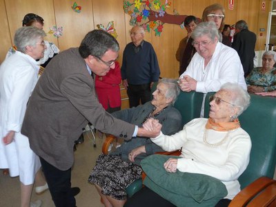 L'alcalde de Lleida, Àngel Ros, ha saludat tots els usuaris de la Llar de Sant Josep.