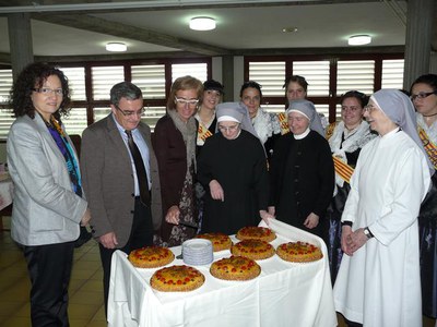 S'ha repartit pastís de Festa Major entre tots els usuaris de la residència.