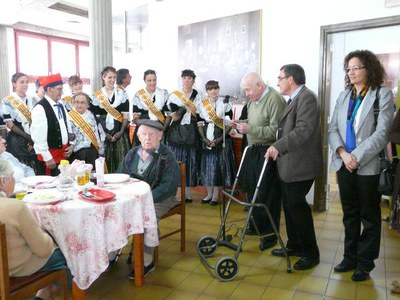 Un dels usuaris de la residència ha llegit un poema sobre la Festa Major.