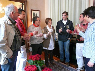 L'alcalde de Lleida, Àngel Ros, i diversos membres de la corporació municipal han brindat pels èxits dels castellers de Lleida.