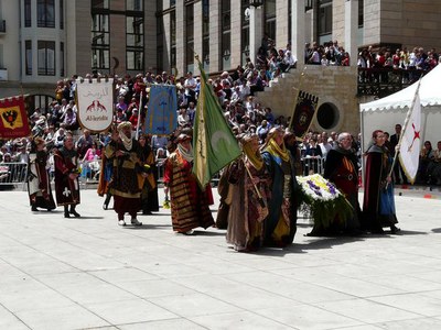 Els representants de l'Associació de Moros i Cristians, portant flors a Sant Anastasi.