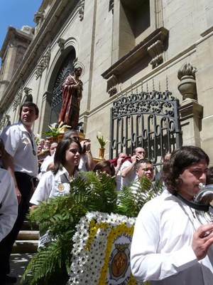 La confraria de la Somereta, portant Sant Anastasi fins a la plaça Sant Joan.