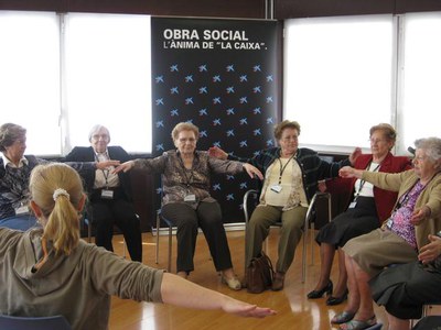 Les participants en el taller fan exercicis per millorar les àrees cognitiva, sensorial i motriu..