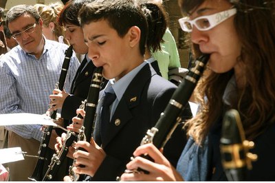 2. Els integrants d'una de les bandes participants, al seu pas davant de la Paeria..