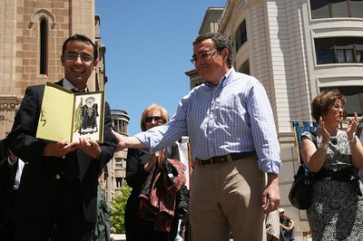 3. L'alcalde lliura un recordatori a una de les bandes..