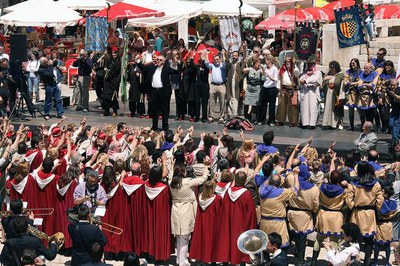 4. Molta animació a la presentació de les bandes a la plaça de Sant Joan..