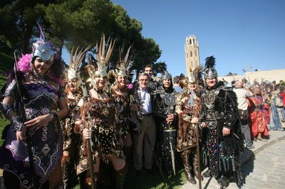 5. L'alcalde ha saludat els comparsers i comparseres a la Seu Vella..