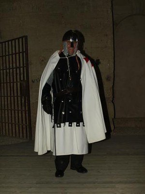 3. Un dels participants, vestit de cavaller..