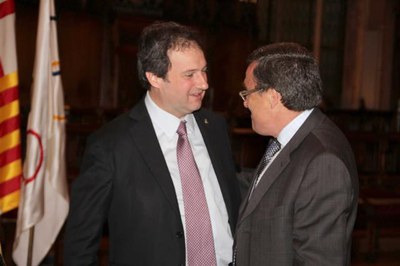 L'alcalde Ros parla amb l'alcalde Hereu al saló de cent de l'Ajuntament de Barcelona..