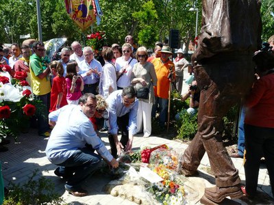 Collistes, familiars i autoritats han ofert flors a Manolo Calpe.