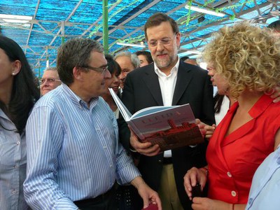 Àngel Ros ha obsequiat Mariano Rajoy amb un llibre sobre Lleida.
