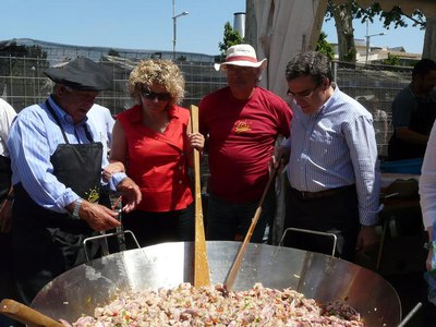 Àngel Ros i Marina Geli, barrejant una cassola de carn i caragols.