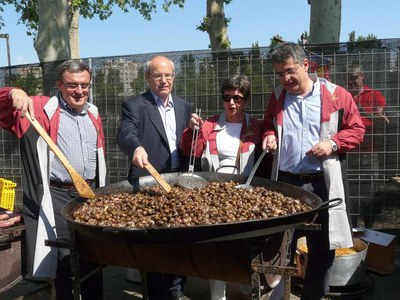 Montilla, Llena, Cunillera i Ros, remenant una cassola de caragols.