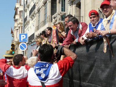 Àngel Ros, imposant les escarapel•les als estendards de les colles de l'Aplec.