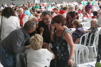 L'alcalde ha saludat els participants en la festa..