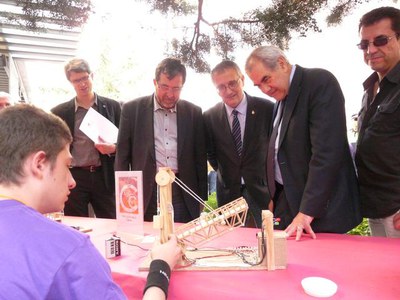 El Conseller d'Educació, Ernest Maragall, acompanyat pel regidor Jesús Castillo.