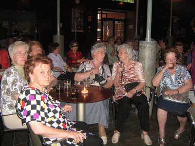 Imatge de les assistents a la cloenda del curs d'activitats d'Activa't al Casal, que s'ha celebrat al Cafè del Teatre de L'escorxador..