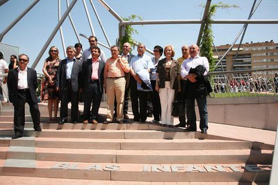 L'alcalde i els regidors assistents a l'acte, a les escales de la plaça Blas Infante.