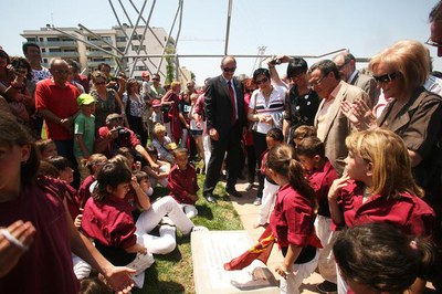Moment del descobriment de la placa commemorativa.
