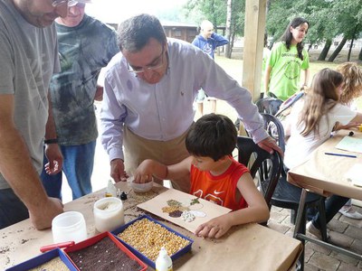 Àngel Ros ha saludat els nens i nenes que han assistit a la festa.