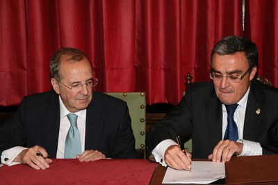 Moment de la signatura del contracte de col·laboració.