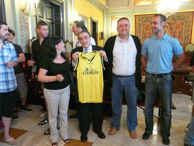 Els clubs esportius han obsequiat l'alcalde amb una samarreta.