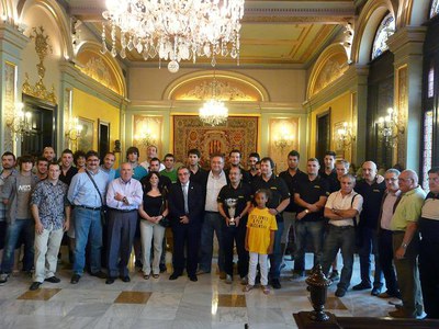 Foto de grup de la recepció que l'alcalde de Lleida ha fet a l'Handbol Pardinyes i al Bàsquet Pardinyes.