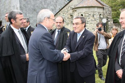 El president de la Generalitat, José Montilla, saluda l'alcalde de Lleida Àngel Ros, a la seva arribada a la festa..