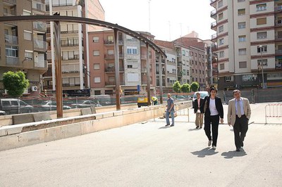 L'alcalde i la 1a tinenta d'alcalde han recorregut les obres ja en marxa, que inclouen la millora de la font, a la esquerra de la imatge..