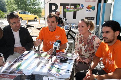 La tinenta d'alcalde Montse Parra, acompanyada dels responsables del Centre BTT, Gonzalo Gil i Sebas Mas, ha presentat les noves activitats..
