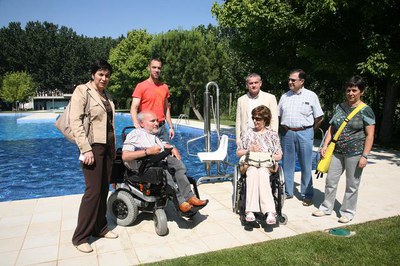2. L'alcaldessa accidental ha visitat la piscina amb representants d'ASPID i de l'AV de Balàfia..