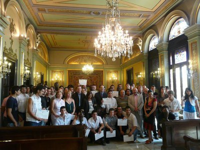 2. Imatge de grup dels participants amb les autoritats..