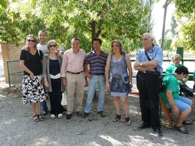 Àngel Ros, a l'esmorzar popular, acompanyat de diversos regidors i de la presidenta de l'Associació de Veïns.