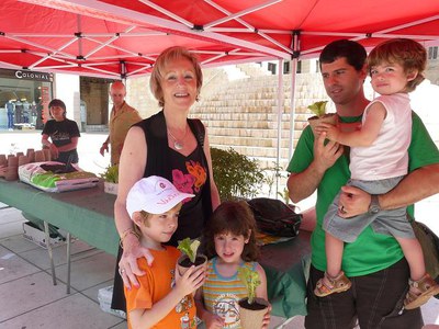 Els nens i nenes han plantat hortalisses al taller organitzat diumenge.