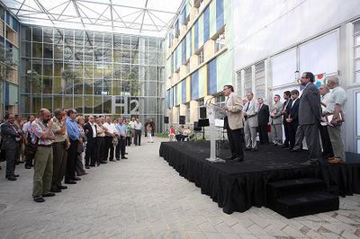 Foto 2. L'acte commemoratiu s'ha fet al pati interior de l'edifici H del Parc.