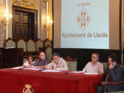 El saló de sessions ha acollit la primera reunió del plenari del consell després de la seva constitució..