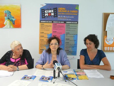 Foto 2. M. Rosa Ball ha presentat l'edició de Cinemón 2010, que està dedicada a la Salut per al desenvolupament.