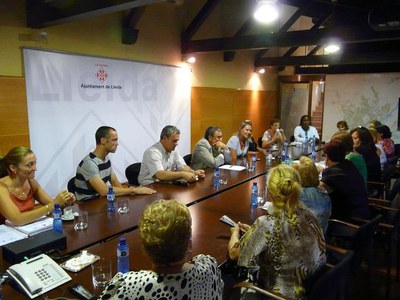 Foto 2. El paer en cap, acompanyat de Txema Alonso, Neus Brocal i Joan Gómez, s'ha reunit amb l'entitat Dona Balàfia Associació.