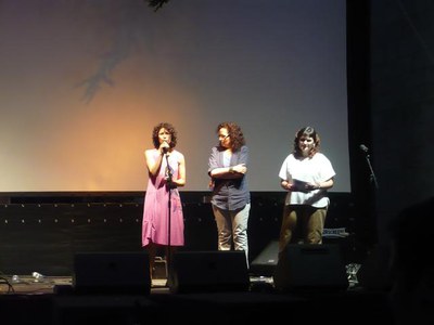 Mª Rosa Ball, amb diversos representants de Medicus Mundi Catalunya.