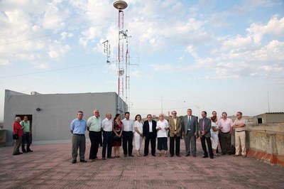 El terrat de l'edifici allotja les antenes.