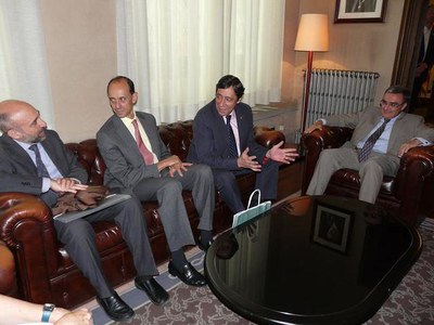 Foto 2. Moment de la recepció institucional de la Paeria al president del CSIC.