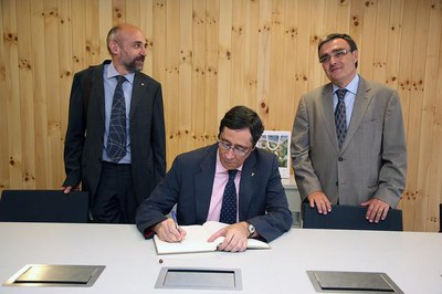 Foto 5. El president del CSIC ha signat al llibre d'honor del Parc.