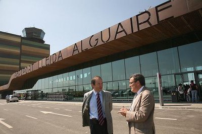 Foto 2. L'alcalde de Lleida i el director general de Ports, Aeroports i Costes del DPTOP han celebrat la incorporació de la tercera companyia a l'act….