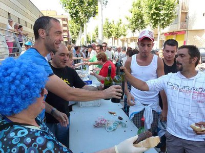 Foto 2. Alonso ha assistit a l'esmorzar popular del barri de la Bordeta que s'ha fet davant del local social.