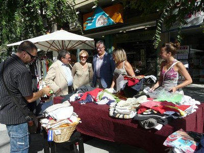 Foto 2. El paer en cap ha saludat els paradistes del Mercat i els ha felicitat per la continuïtat de la iniciativa.