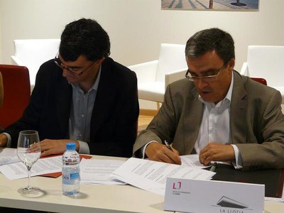 Foto 2. Àngel Ros i Francisco Javier Guillén han signat l'acord de col·laboració.