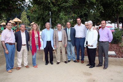Foto 2. Àngel Ros, acompanyat de diversos regidors, el subdelegat en funcions del govern a Lleida, Daniel Porqueres, i membres de l'associació de veï….