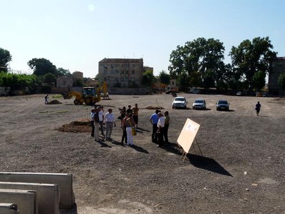 2) Superfície dedicada a l'aparcament.