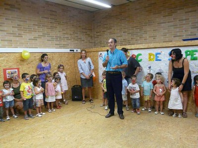 Foto 2. Els més menuts han cantat una cançó que també han escenificat.